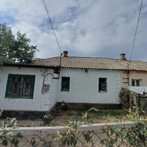 Продається, або здається в оренду півбудинку (більша частина)