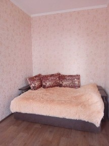 Продам 2- кім, квартиру на площі 700- річчя