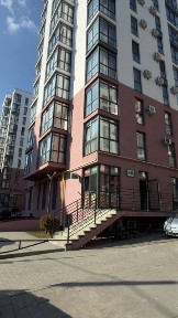 Продаж комерційного приміщення з орендарями на вул. Малоголосківській
