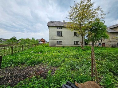 Недорого продається добротний цегляний будинок з гаражем.