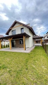 Продаж будинку в містечку 