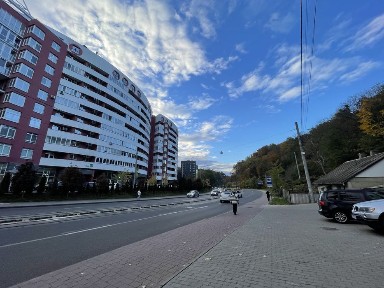 Продаж приміщення з ремонтом та орендарями на вулиці Стуса