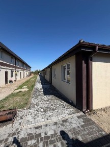 Кутовий одноповерховий таунхаус 60,8 м² у с. Мила, ділянка 1,83 сотки - $43 500. Оформлення 2%