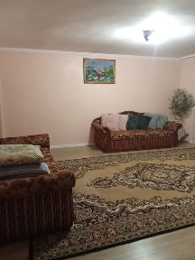 Квартира з земельною ділянкою