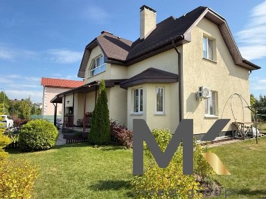 Будинок з власним садом, 160 м², 15 соток, гараж і сонячні панелі.