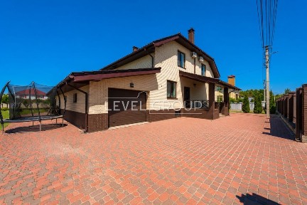 Продаж будинку в с. Крюківщина 24 сотки землі, основний будинок 260 м2 +окрема будівля 126 м2 - сауна, + будинок 216 м2 який здається в оренду за1200$