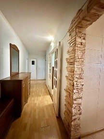 Продаж Трикімнатна квартира третій поверх 66.1 м. кв. Два балкони близько центр міста