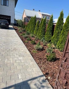 Продається 2-поверховий будинок в с. Остриця