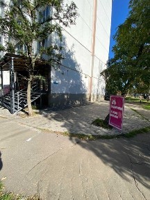 Комерційне приміщення в людному місці. Поруч базар, магазини, толока.