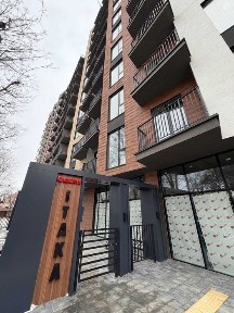 У продажу є однокімнатна квартира з балконом в зданому ЖК 