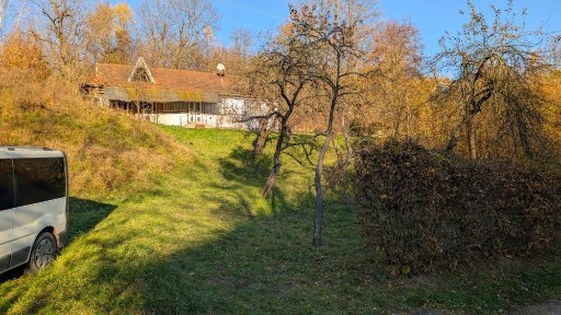 Жилий будинок на околиці м. Косів із господарськими будівлями