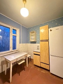 Продаж 1-кімнатної квартири на Сонячному. Середній поверх.