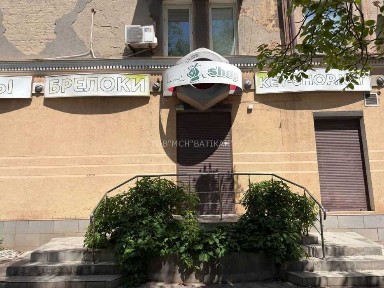 Здам в оренду фасадне приміщення 110 м² з двома залами та власними парковками.