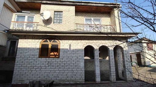 Добротний просторий будинок в житловому стані з великою ділянкою.