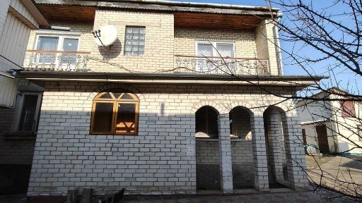 Добротний просторий будинок в житловому стані з великою ділянкою.