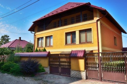 Будинок Берегово, сам заробляє на себе