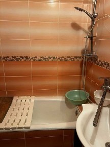 Оренда 2-х кімнатної квартири в Центрі міста, нормальний житловий стан, в наявності меблі та техніка, необхідна інфраструктура поруч. ЗСУ +