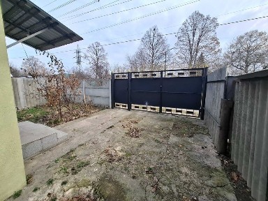 Частина будинку з окремим двором та зі зручностями. Масани.