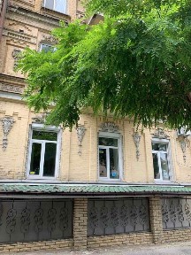 Термінова продаж 1/2 ( 50%) нежитлового приміщення в історичному будинку в центрі міста!