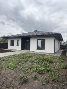 Продається будинок недалеко від центру