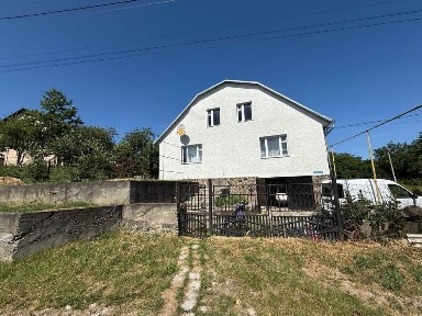 Новий будинок по вул. Неполоківській.
