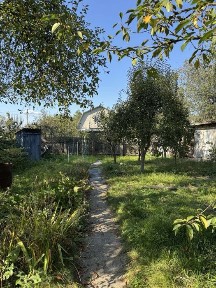 Продається дачний будинок з ремонтом та земельною ділянкою.