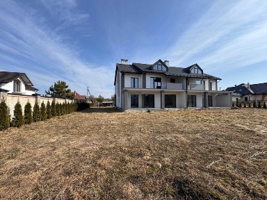 Продається будинок у с. Басівка 212 м² 8,5 соток гараж на 2 авто