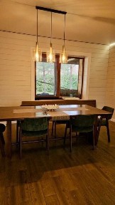 Продаж дерев'яного будинку серед соснового лісу