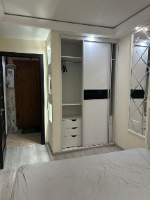 Продам квартиру на Кресі по Рзянкіна в чешці на 1 поверсі з новим санвузлом, просторою кухнею і кімнатою в сучасному стилі. Не кутова, тепла, простора