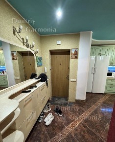 3-к Подол, Рядом «Щастье»
