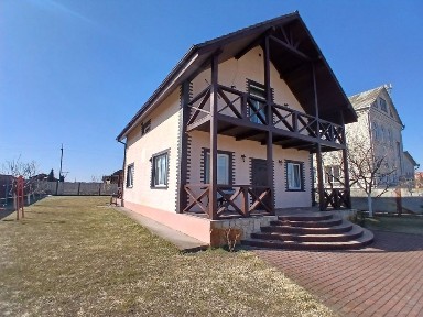 Будинок з кухнею-вітальнею