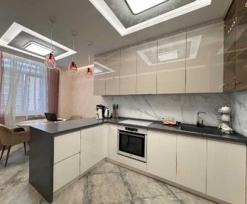 ПРОДАМ просторную 2-комнатную квартиру с современным ремонтом на Тирова.