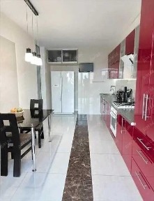 Трикімнатна квартира в центрі, біля Листопаду