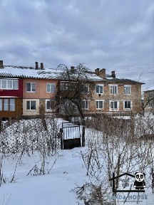 Продається 3-кімнатна квартира з власним подвірʼям.