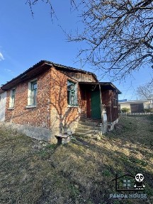 Продається частина будинку з власним подвір'ям неподалік центру міста.