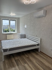 Оренда новоі однокімнатноі квартири Металургів 35