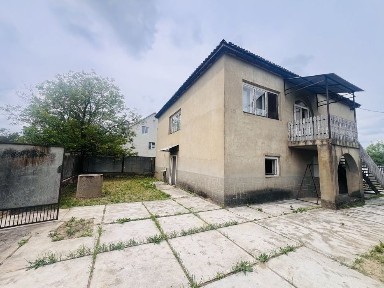 Продаж цегляного будинку в м. Берегове, 186 кв. м, 10 соток ділянки.