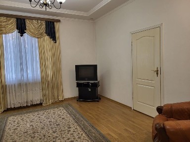 Продам квартиру 87 кв. м. з А/О та двома гаражами в центрі міста