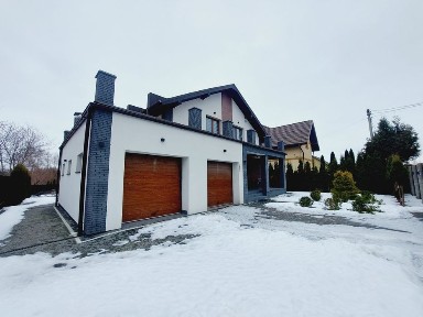 Продаж двоповерхового будинку.