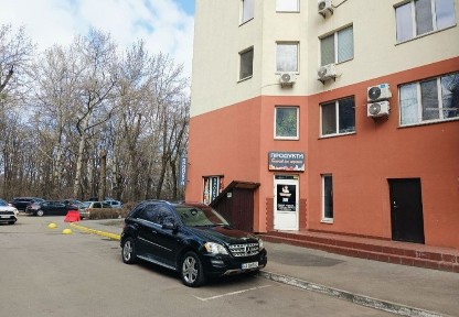 Без-%. Косметолог-Зоо-Салон-Маникюр-Магазин-Квіти (70м. кв) Дениса Радчинського, 25а, Дніпровський район.