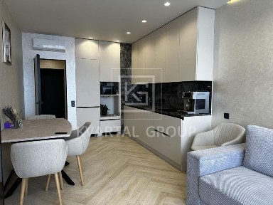 Продаж квартири з дорогим, якісним ремонтом в Центральний 2 біля парку