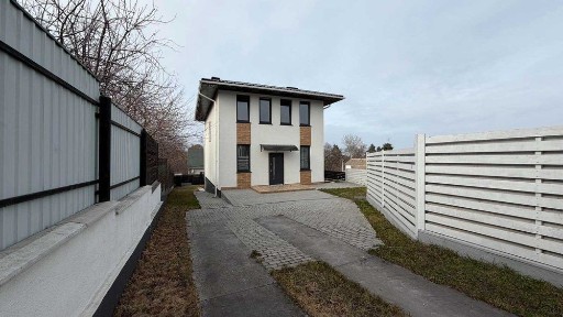 Продам сучасний двоповерховий будинок в Старих Петрівцях