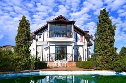 Продажа дома в городке с выходом на Днепр. Село Козин. Дамба