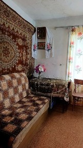 Продається великий будинок в місті Коростень, район Військове містечко. В будинку газове опалення, центральне водопостачання, велика територія.