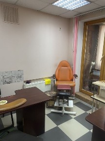 Сдам место мастеру маникюра в салоне красоты м. Студенчиская есть генер