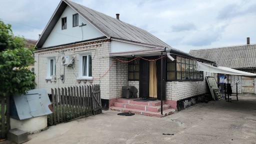 Будинок поряд з містом