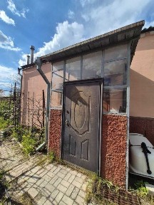 Продам утеплений 2х этажний будинок ( підвал газ автономне опалення та велика рівна ділянка. Правий берег Дніпра