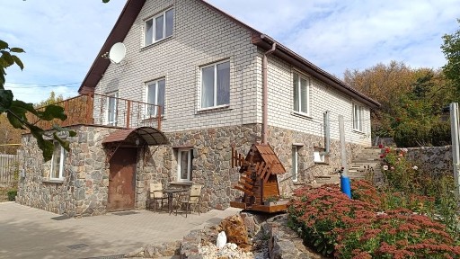 Сучасний будинок у Чугуєві з ландшафтним двором