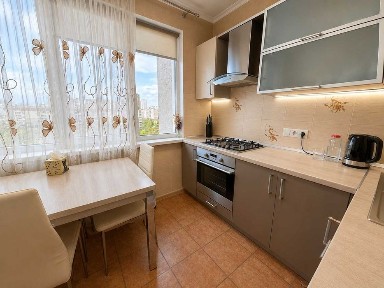 Продам простору 3-кімнатну квартиру на ж/м Перемога-5, проспект Героїв, 3