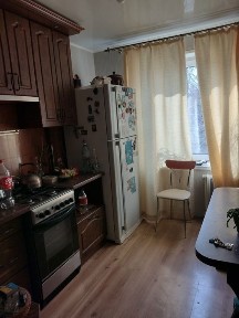 Сдаётся долгосрочно трехкомнатная квартира на 2 этаже.